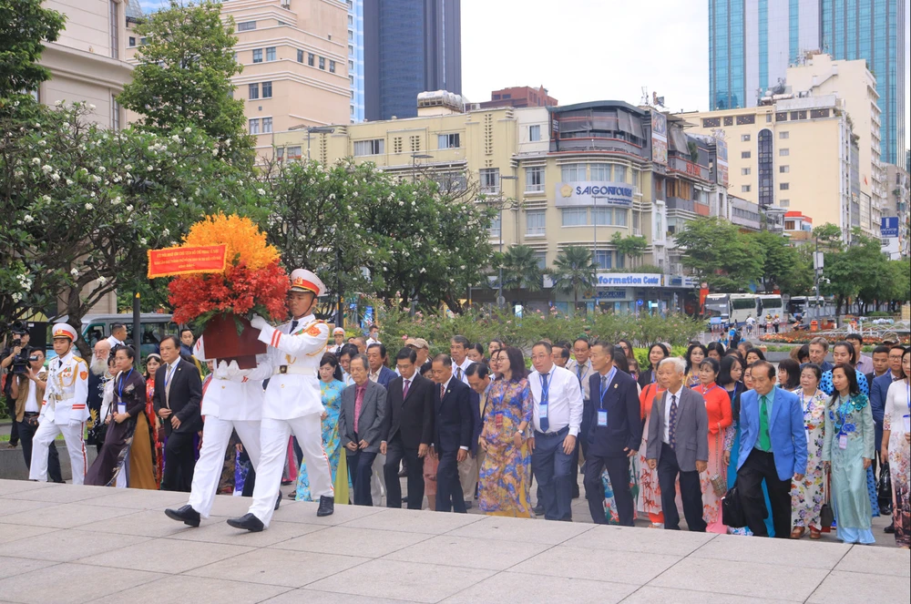 Đoàn dâng hoa ở tượng đài Chủ tịch Hồ Chí Minh. Ảnh: VÕ THƠ