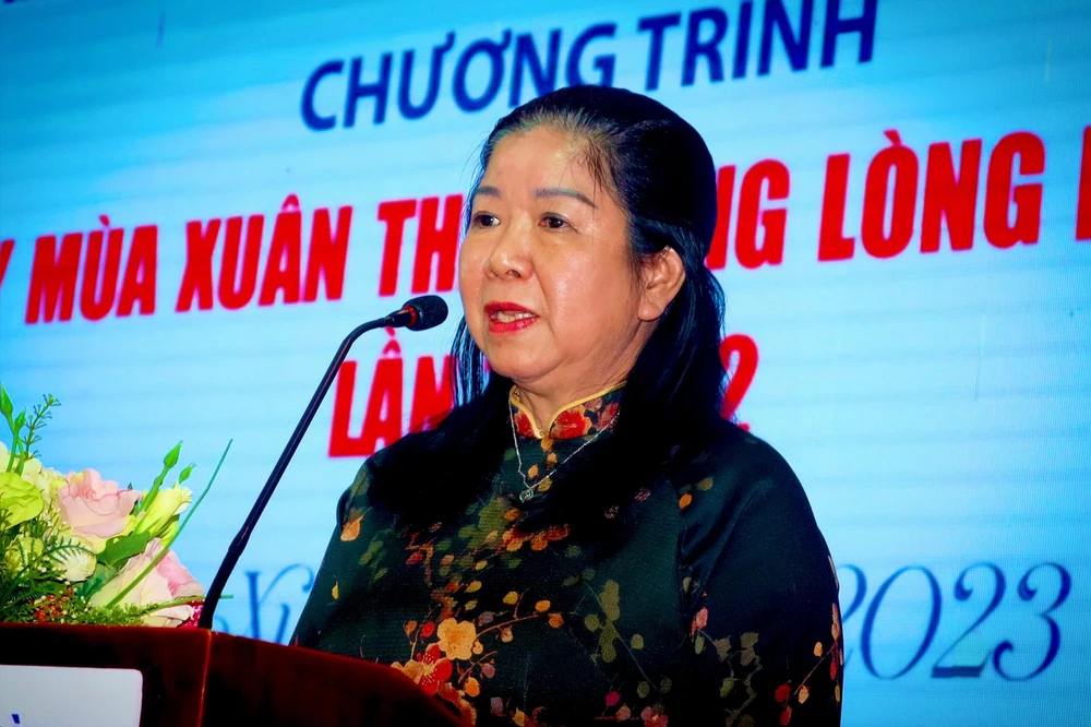 Bà Nguyễn Thị Bích Ngọc, Chủ tịch Hội Bảo trợ người khuyết tật và trẻ mồ côi TP.HCM bày tỏ lòng tri ân với những tấm lòng vàng của các đơn vị, cá nhân đã đồng hành, hỗ trợ Hội trong thời gian qua. Ảnh: T.N