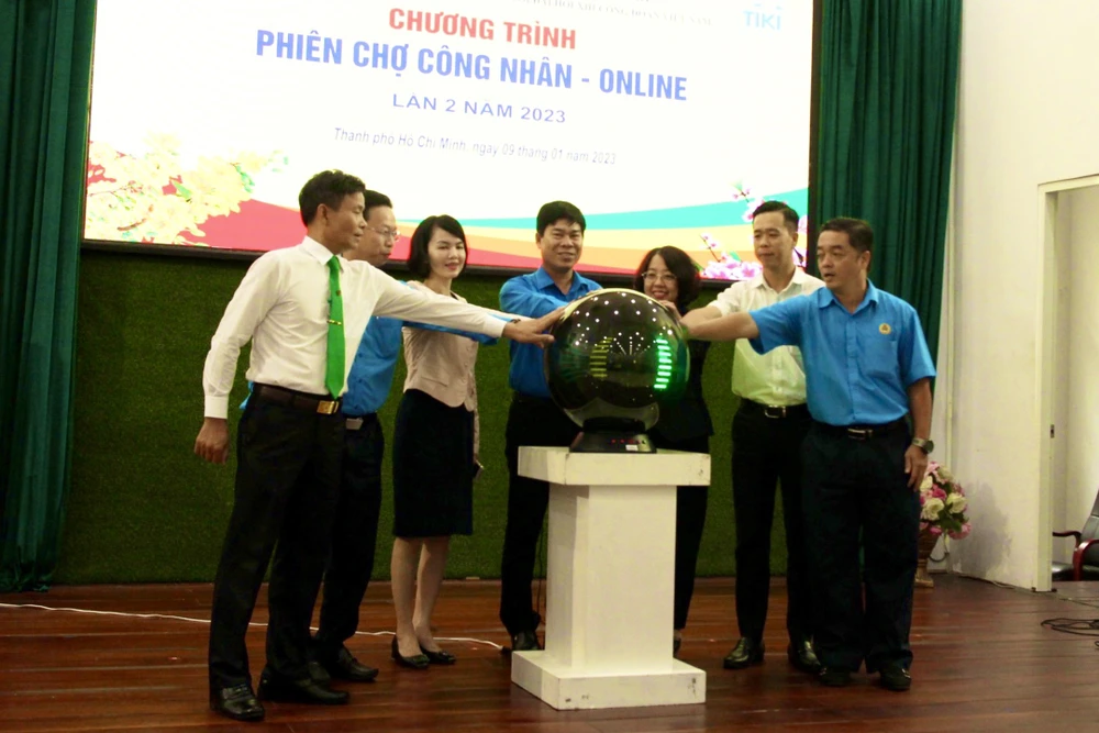 Ban tổ chức thực hiện nghi thức khai mạc “Phiên chợ Công nhân - Online” lần 2. Ảnh: H.Đ