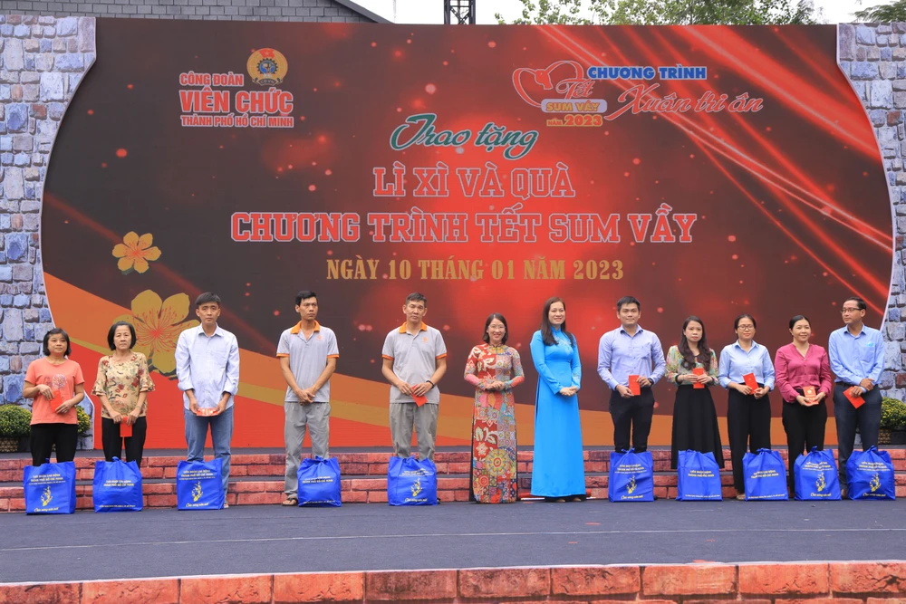 Công đoàn viên, người lao động có hoàn cảnh khó khăn nhận quà từ chương trình “Tết sum vầy – Xuân tri ân”. Ảnh: V.T