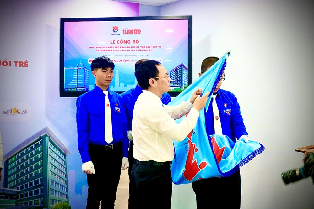 Ông Nguyễn Văn Hiếu, Phó Bí thư Thành ủy TP.HCM trao Huân chương lao động hạng Ba cho Báo Tuổi Trẻ. Ảnh: TÚ NGÂN báo khăn quàng đỏ sáp nhập vào báo tuổi trẻ