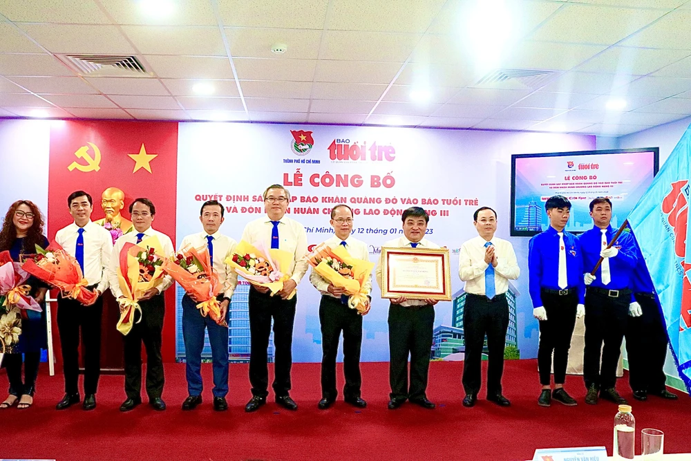 Báo Tuổi Trẻ đón nhận Huân chương lao động hạng Ba của Chủ tịch nước. Ảnh: TÚ NGÂN báo khăn quàng đỏ sáp nhập vào báo tuổi trẻ