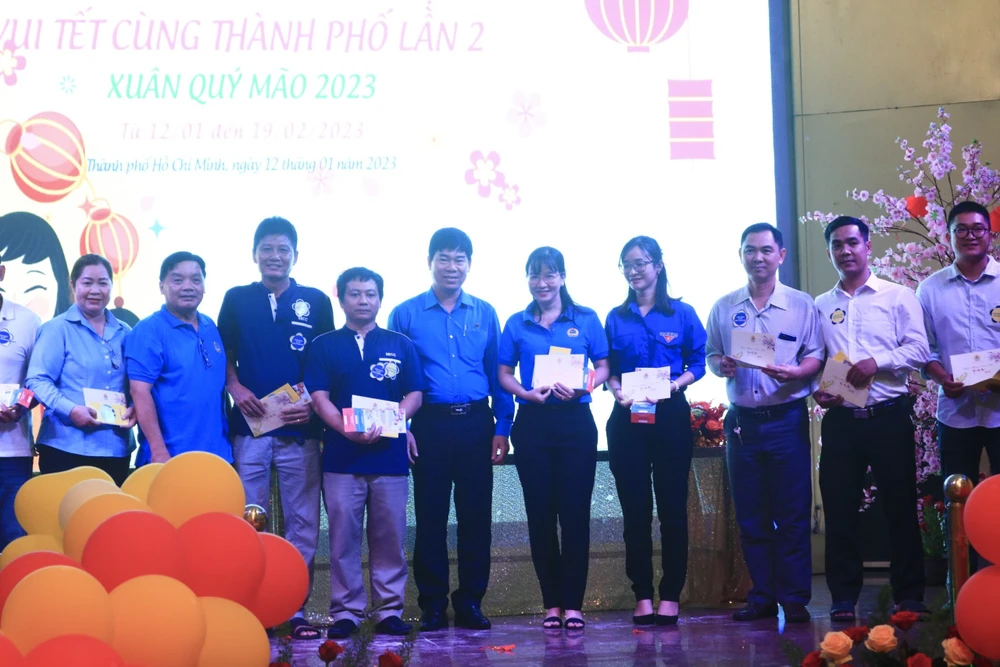 Các gia đình công nhân được nhận quà Tết và vé vui Tết tại Công viên Văn hóa Đầm Sen. Ảnh: T.N Các gia đình công nhân được nhận quà Tết và vé vui Tết tại Công viên Văn hóa Đầm Sen. Ảnh: T.N