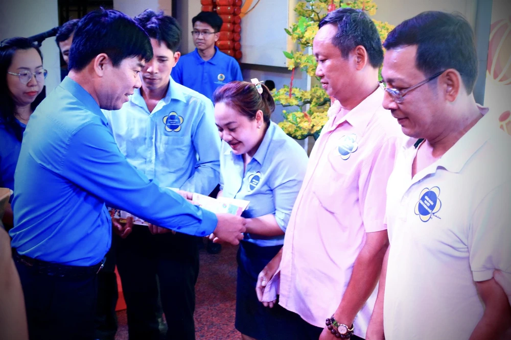 Ông Phạm Chí Tâm, Phó Chủ tịch LĐLĐ TPHCM tặng quà và gửi lời chúc mừng năm mới người lao động. Ảnh: T.N Ông Phạm Chí Tâm, Phó Chủ tịch LĐLĐ TPHCM tặng quà và gửi lời chúc mừng năm mới người lao động. Ảnh: T.N