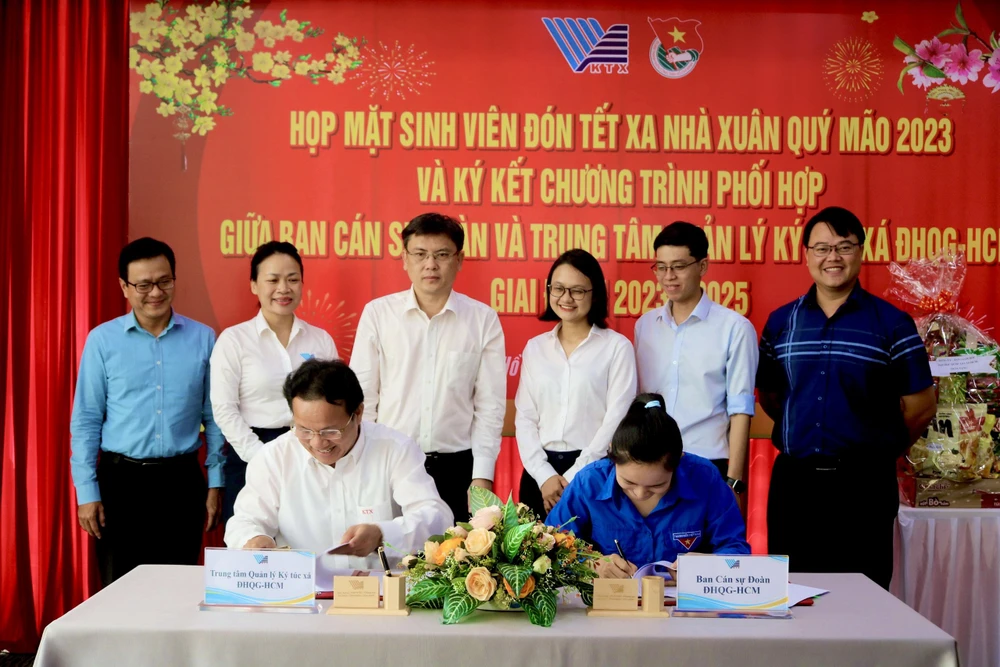 Lễ Ký kết giữa ban cán sự đoàn, và trung tâm quản lý KTX ĐH Quốc gia TP.HCM nhằm mục đích đẩy mạnh công tác tuyên truyền, giáo dục đạo đức lối sống, kiến thức pháp luật, ý thức tổ chức kỷ luật cho sinh viên. Ảnh: TÚ NGÂN