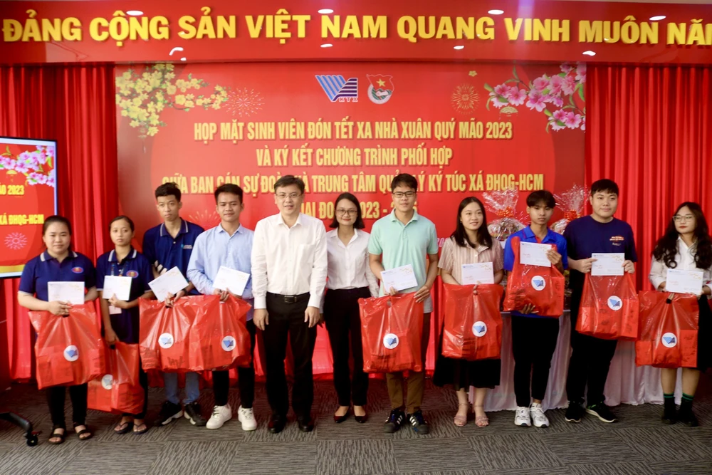 Các bạn sinh viên vui vẻ nhận quà Tết và phong bao lì xì. Ảnh: TÚ NGÂN