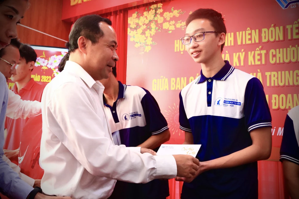 Ông Vũ Hải Quân trao quà và chúc Tết sinh viên. Ảnh: TÚ NGÂN