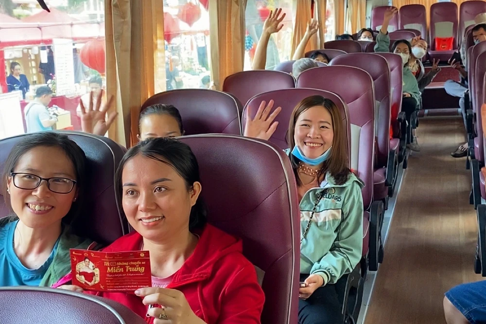 Công nhân phấn khởi về quê đón Tết. Ảnh: TÚ NGÂN