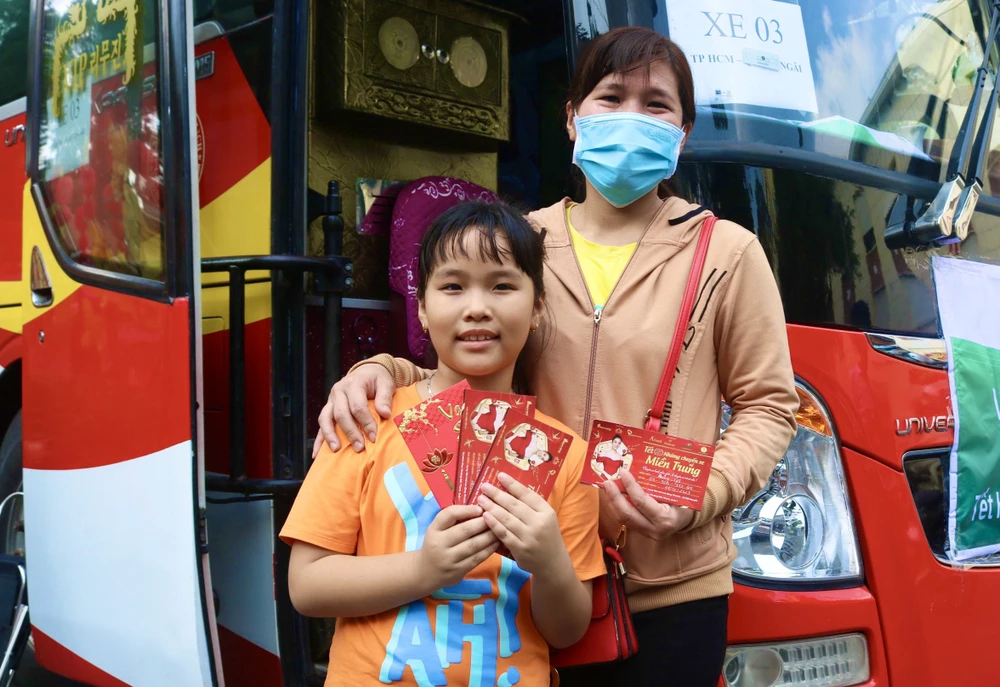 Chị Lê Thị Sương và con gái hớn hở vì sắp được về quê đón Tết. Ảnh: TÚ NGÂN