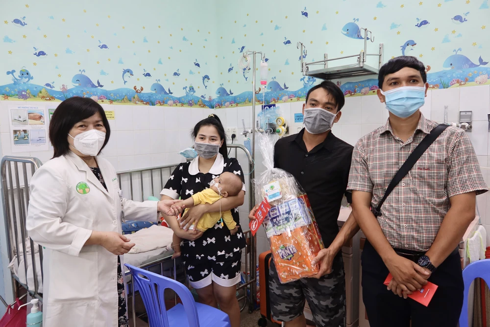 BS.CK2 Lê Thị Minh Hồng – Phó giám đốc BV Nhi Đồng 2 thăm hỏi tặng quà cho bệnh nhi - ảnh: TRẦN MINH