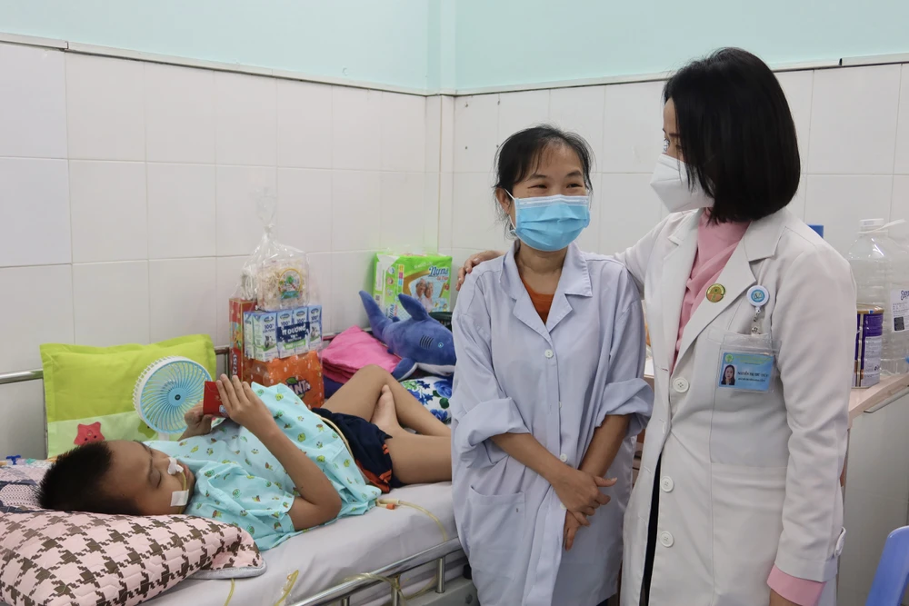 Trao quà Tết cho bệnh nhi ở lại điều trị tại Bệnh viện ảnh 4