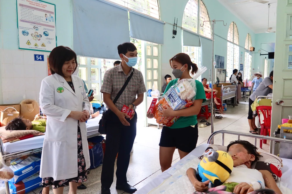 BS.CK2 Lê Thị Minh Hồng – Phó giám đốc BV Nhi Đồng 2 thăm hỏi tặng quà cho bệnh nhi - ảnh: TRẦN MINH