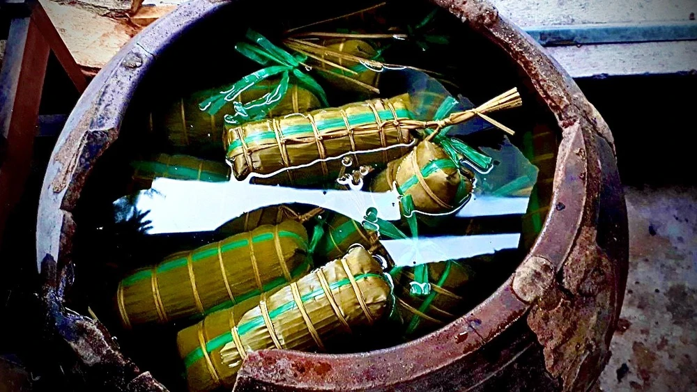 ...ngâm vào nước lạnh 20 phút cho ráo nước phục vụ khách hàng gần xa. Ảnh: TÚ NGÂN