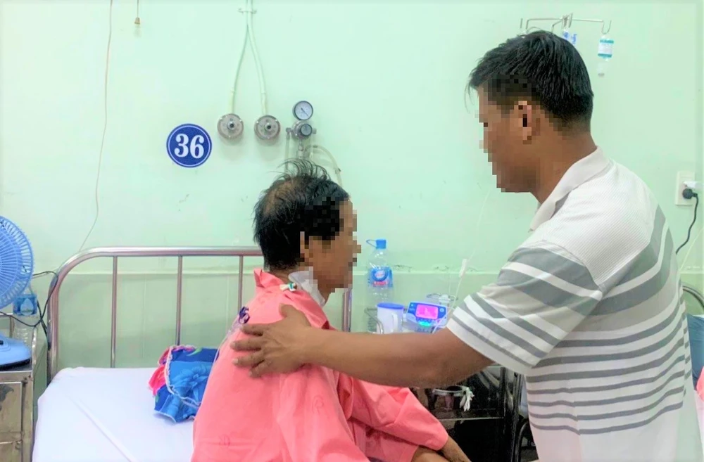 Anh Phạm Ngọc Sơn ở lại BV xuyên Tết để chăm sóc ba. Ảnh: NVCC