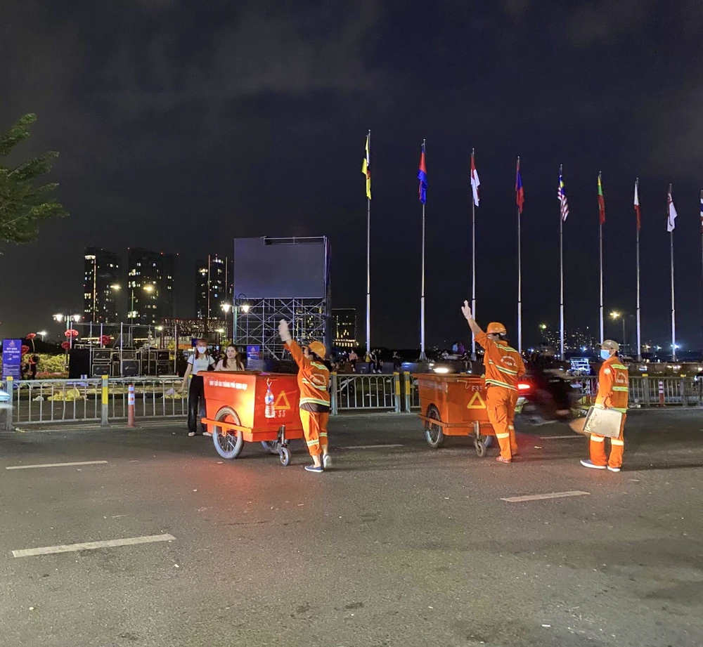 Sau màn bắn pháo hoa đêm giao thừa thì công nhân môi trường bắt đầu công việc đầu năm mới. Ảnh: TRẦN MINH