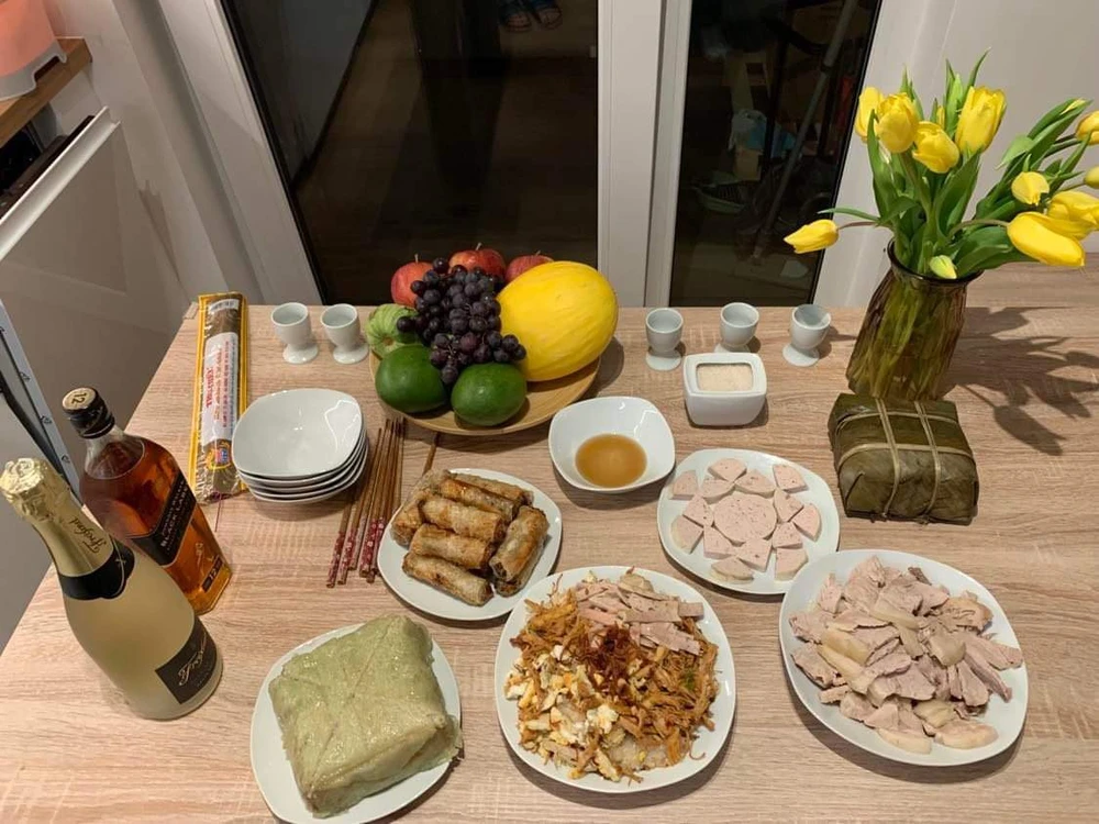 Những món ăn đậm chất quê hương như bánh chưng, xôi gà, thịt heo luộc, giò, chả nem…được gia đình anh Tạ Thanh Sơn chuẩn bị. Ảnh: NVCC