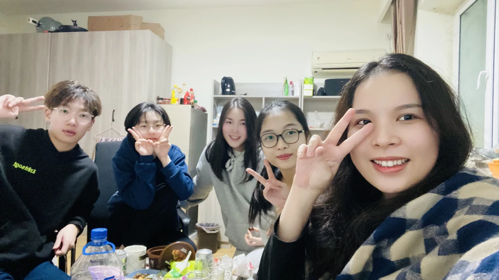Yến Diệu cùng các bạn du học sinh Hàn Quốc, Mông Cổ hẹn nhau tụ họp để làm bữa cơm tất niên. Ảnh: NVCC