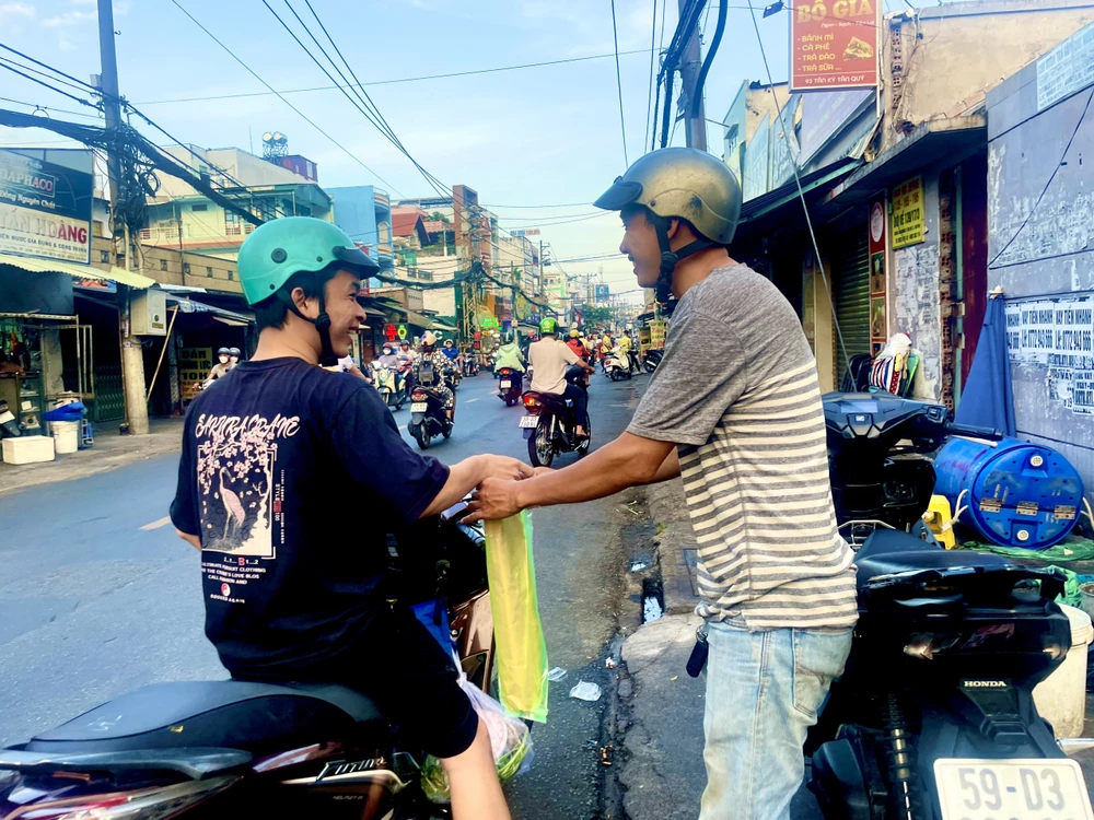 Một khách hàng tranh thủ mua cá trước đó một đêm vì sợ cảnh chờ đợi lâu vào sáng sớm. Ảnh: TÚ NGÂN Một khách hàng tranh thủ mua cá trước đó một đêm vì sợ cảnh chờ đợi lâu vào sáng sớm. Ảnh: TÚ NGÂN