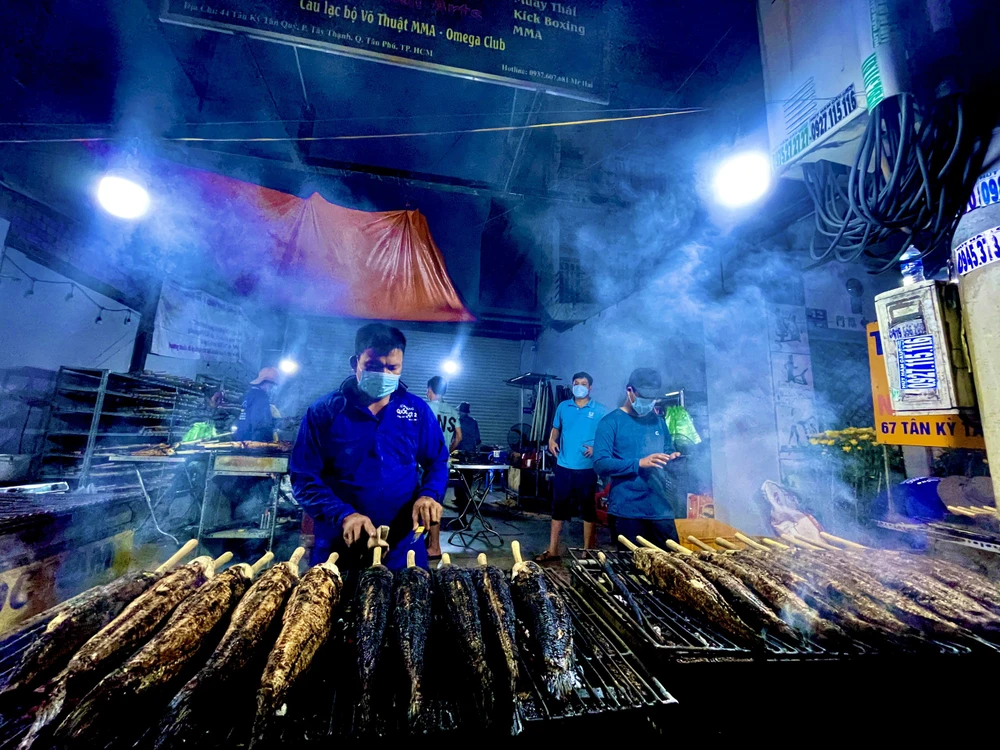 Hầu hết các cửa hàng bán cá lóc nướng dọc đường Tân Kỳ Tân Quý đều thức xuyên đêm để chuẩn bị hàng ngàn con cá lóc phục vụ cho ngày vía Thần Tài.