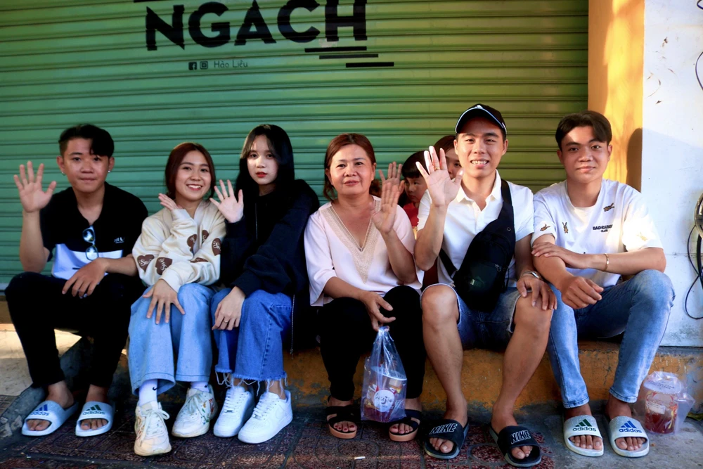 Gia đình anh Châu Gia Phú ( ngụ tỉnh Long An) đến rất sớm và hào hứng chờ đợi để được xem buổi diễu hành.