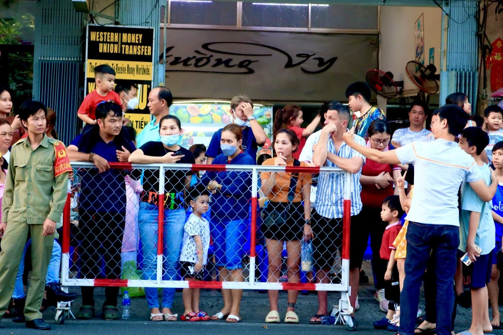 Đông đúc người dân đổ về quận 5 tham gia Tết Nguyên tiêu 2023 ảnh 5