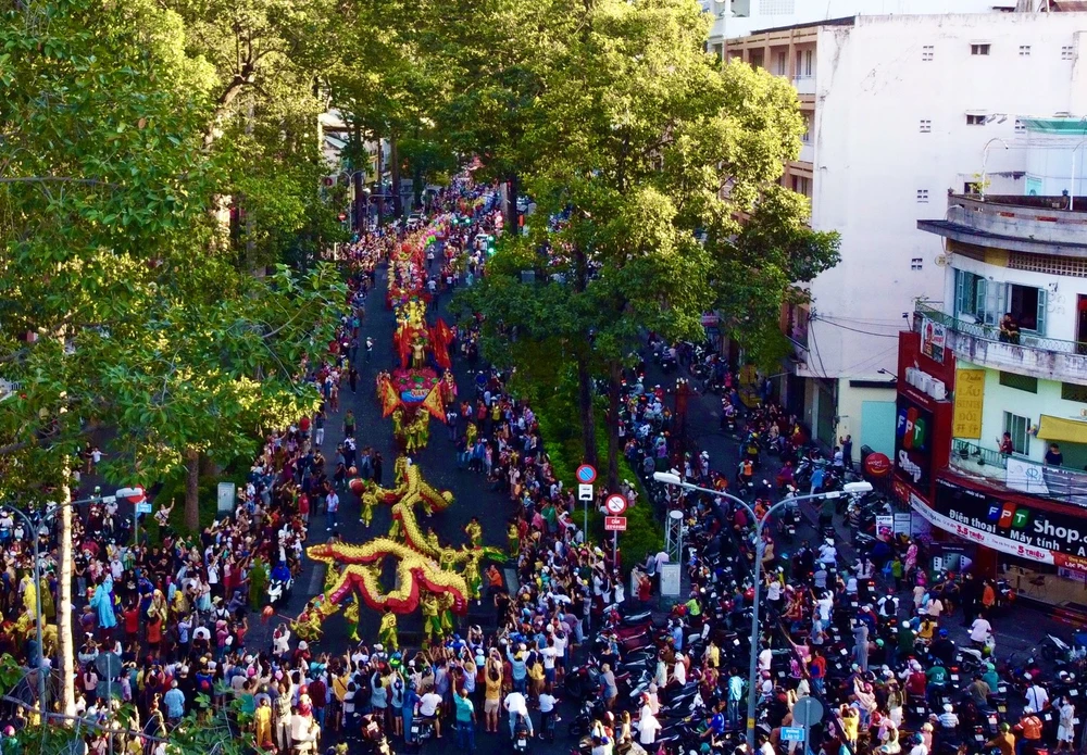 Hàng ngàn người dân có mặt từ rất sớm để theo dõi buổi diễu hành tết Nguyên tiêu.