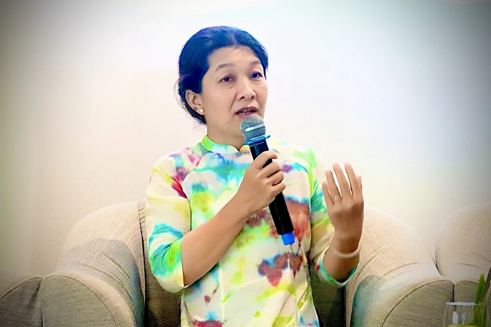 Bà Nguyễn Thị Thanh Thúy, nhà sáng lập Hội quán các bà mẹ chia sẻ tại chương trình. Ảnh: T.N