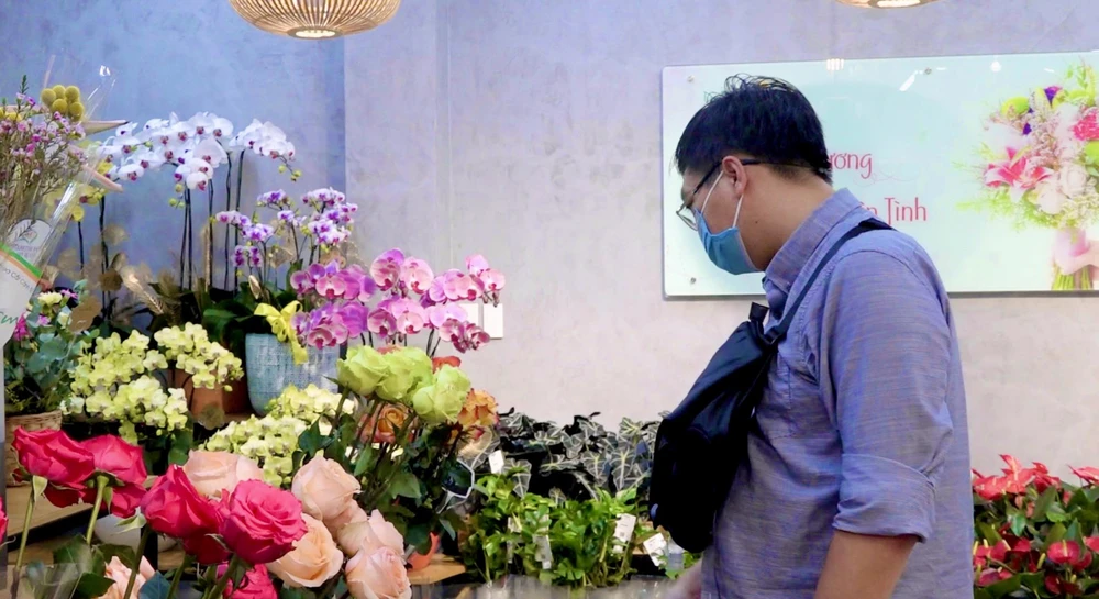 Dù đã là 14-2 nhưng số lượng khách hàng đến lựa mua hoa tươi vẫn khá thưa thớt. Ảnh:T.N