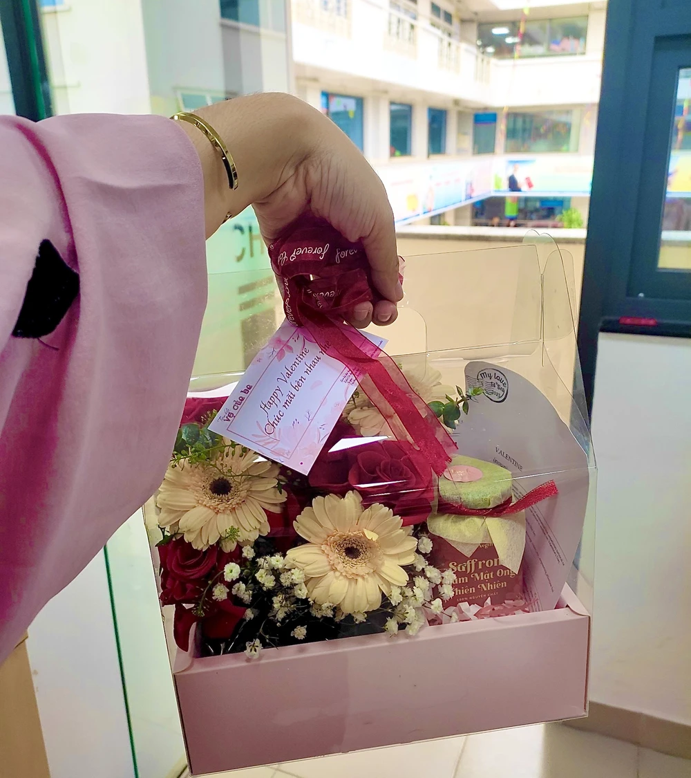 Món quà chị Phương vừa được giao để tặng cho nửa kia của mình. Ảnh: NVCC
