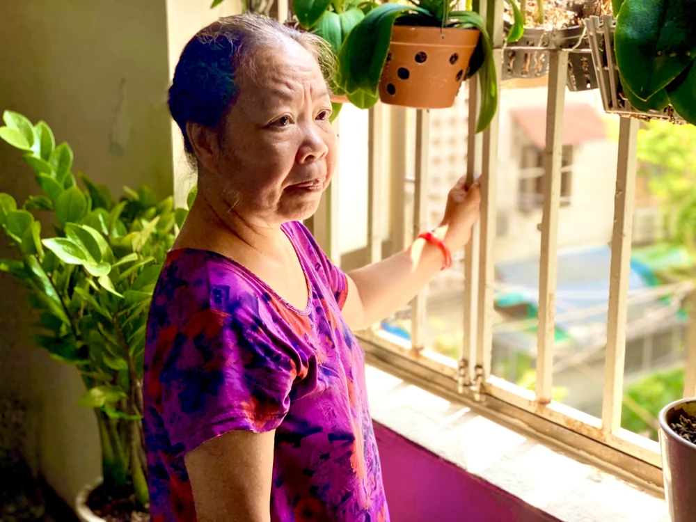 Bà Trần Thị Thu, tổ trưởng tổ 98, khu phố 7, sinh sống trong con hẻm này mong muốn các bạn trẻ hãy trả lại không gian yên tĩnh vốn có cho nơi này. Ảnh: TÚ NGÂN