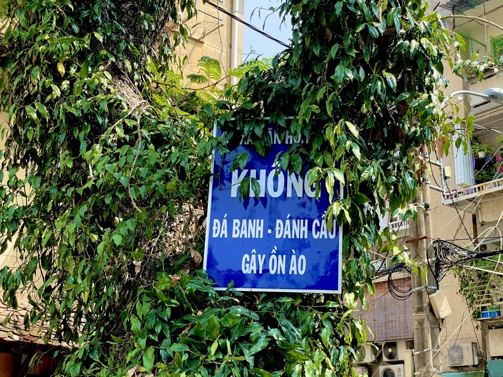 Những tấm biển nhắc nhở vừa được treo.