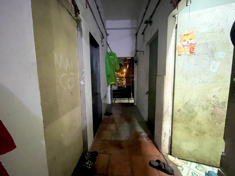 Gần 10 phòng trọ khóa cửa im lìm do công nhân trả phòng. Ảnh: T.N