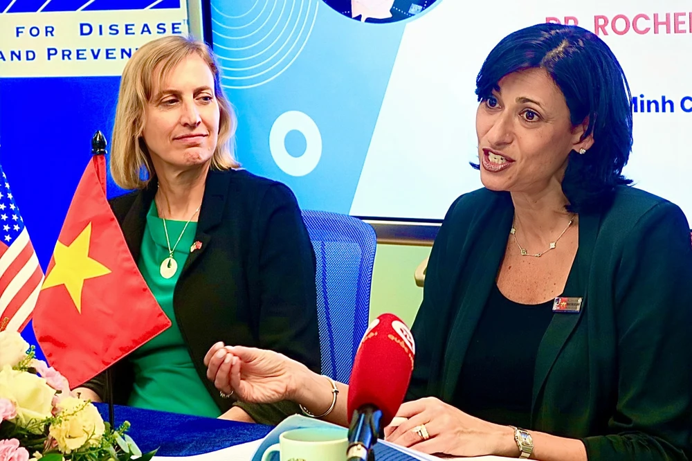 Bà Rochelle P. Walensky, Giám đốc Trung tâm Dự phòng và Kiểm soát Bệnh tật Hoa Kỳ (phải) và bà Susan Burns, Tổng lãnh sự Hoa Kỳ tại TP.HCM (trái). Ảnh: TÚ NGÂN