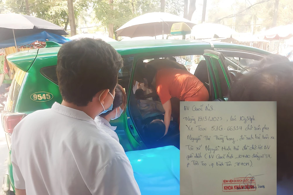 Nhân viên y tế bệnh viện giúp chăm sóc y tế cho 2 mẹ con sản phụ sinh con trên taxi Mai Linh.