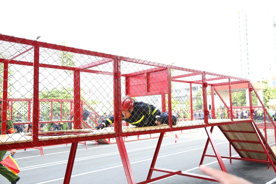 Xem 600 Cảnh sát PCCC vượt tường lửa ngoạn mục ảnh 2