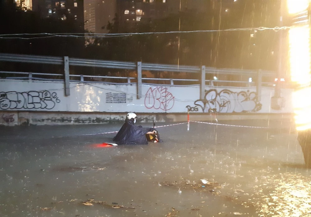 Hình ảnh nước ngập tới yên xe trong cơn mưa lớn tại TP.HCM ảnh 2