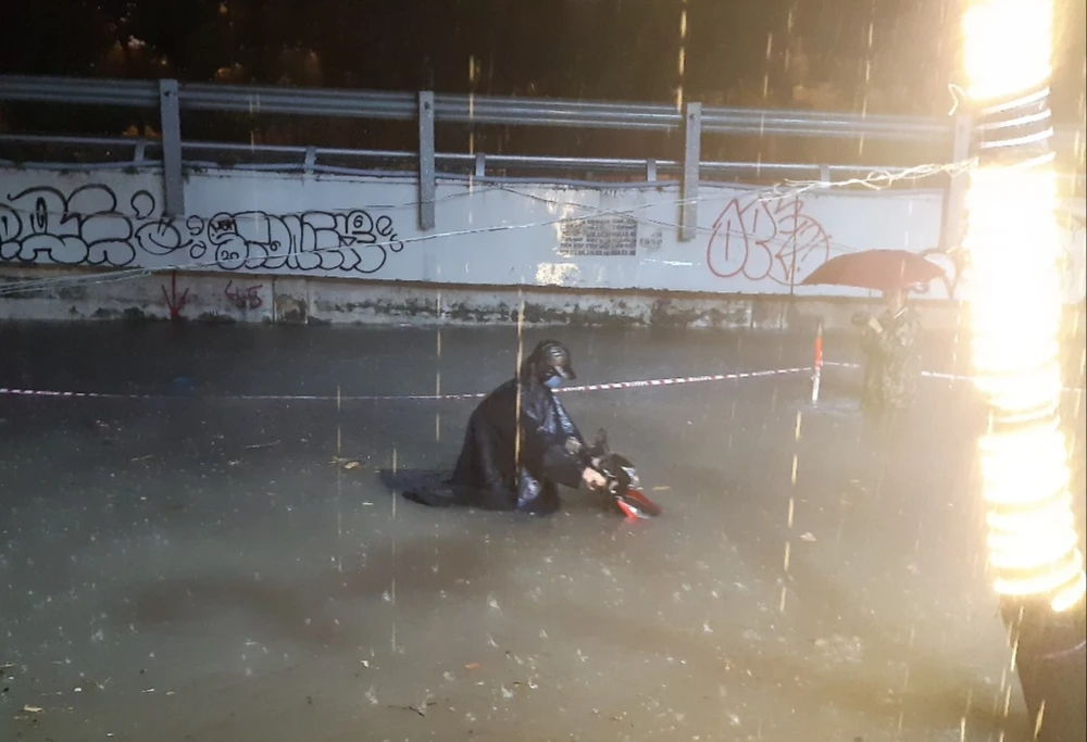 Hình ảnh nước ngập tới yên xe trong cơn mưa lớn tại TP.HCM ảnh 5