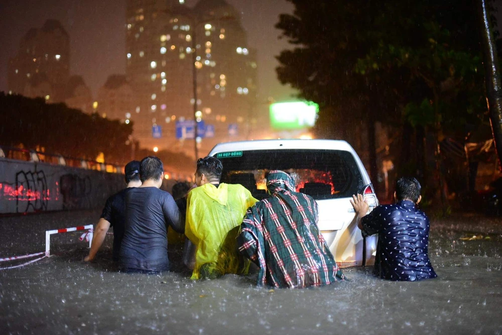 Hình ảnh nước ngập tới yên xe trong cơn mưa lớn tại TP.HCM ảnh 4