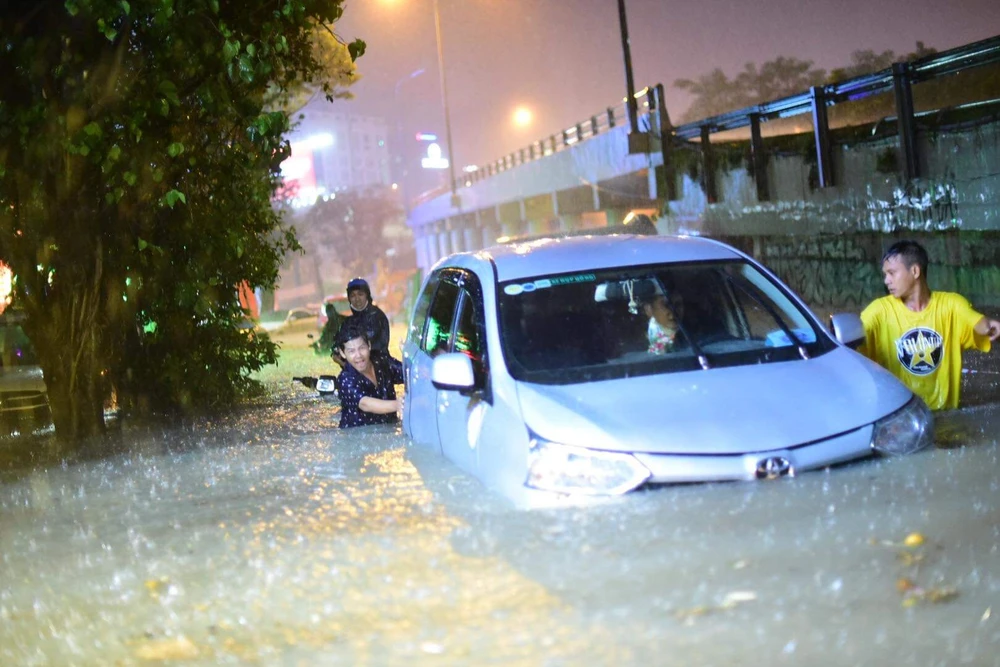 Hình ảnh nước ngập tới yên xe trong cơn mưa lớn tại TP.HCM ảnh 3