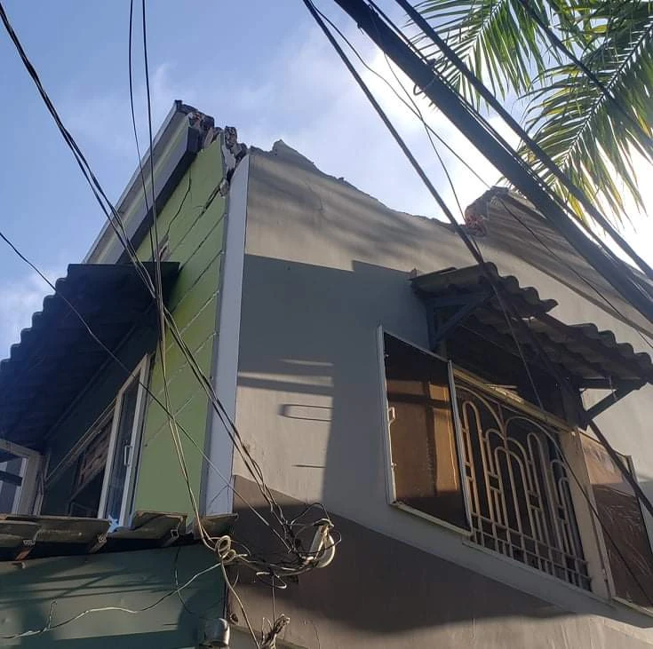 Trụ điện ngã vào nhà, cả gia đình tháo chạy trong đêm ảnh 2