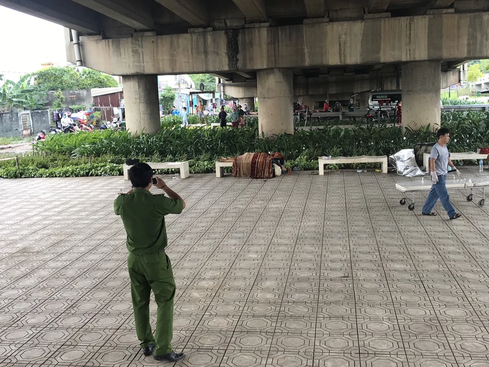 1 người nằm chết trên ghế đá ở gầm cầu vượt ngã tư Bình Phước ảnh 1