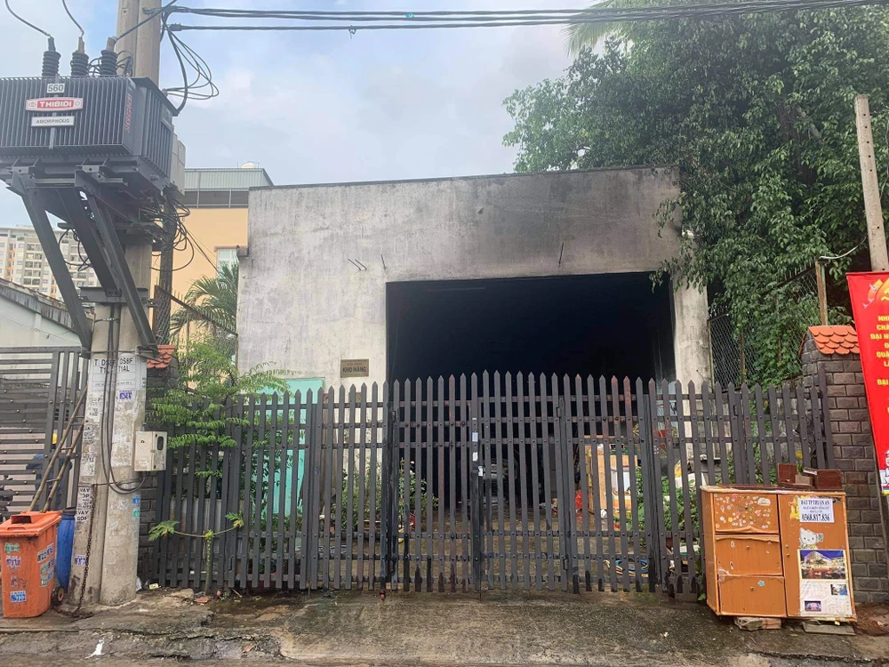 Nhà kho bốc cháy dữ dội tại quận Thủ Đức ảnh 1
