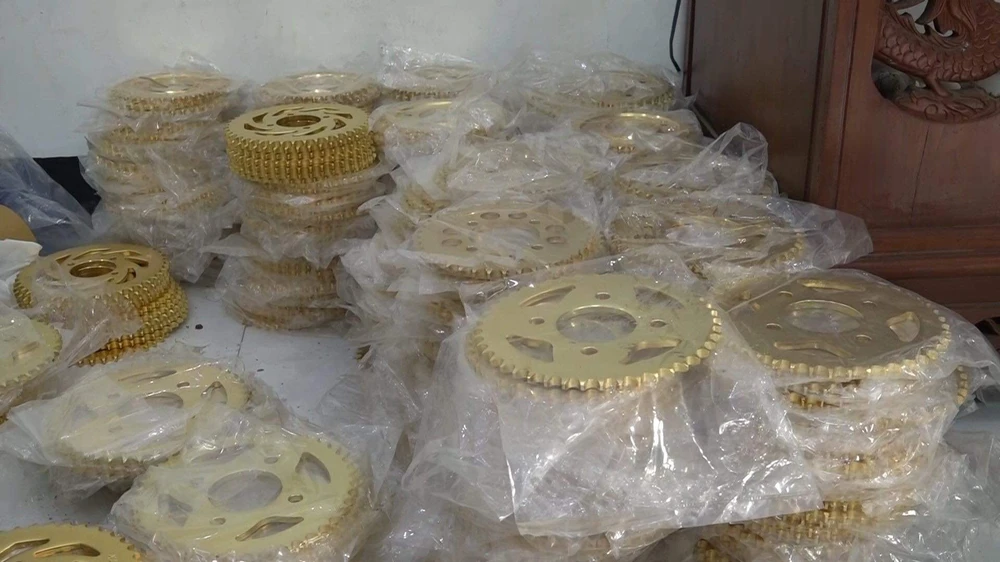 Triệt phá 8 điểm sản xuất, phân phối phụ tùng xe máy giả ảnh 2