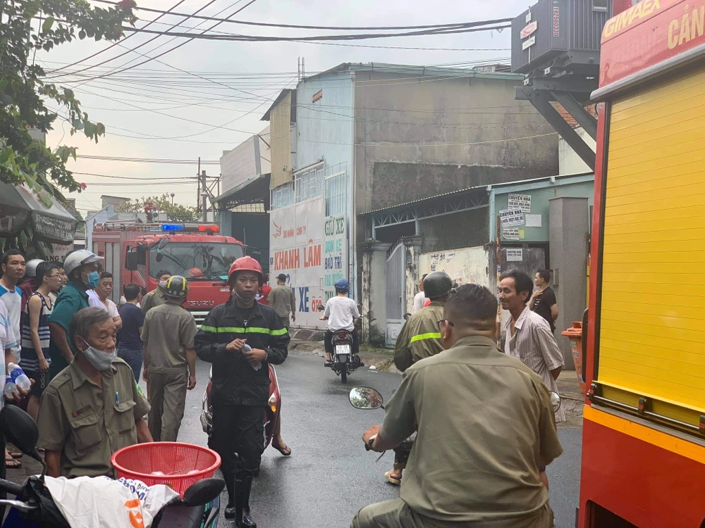 Nhà kho bốc cháy dữ dội tại quận Thủ Đức ảnh 2