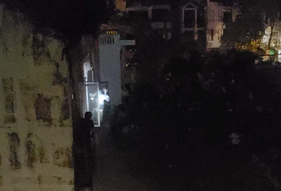 Người dân dùng khăn che mũi thoát khỏi đám cháy ở Thủ Đức ảnh 1