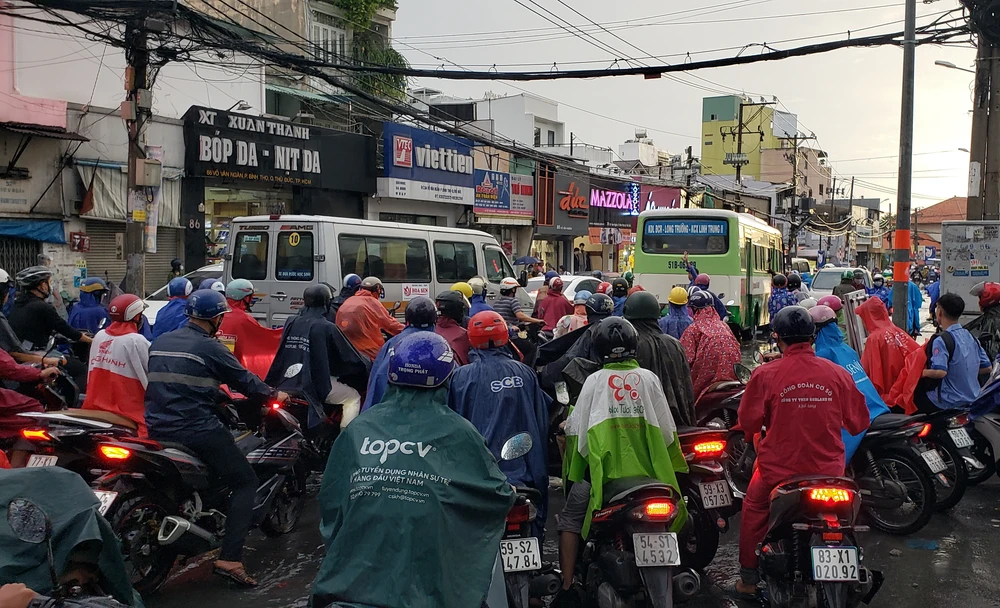 Nhiều giờ đồng hồ 'chôn chân' trên đường Huỳnh Tấn Phát ảnh 4