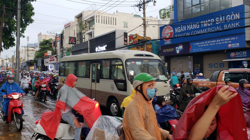 Nhiều giờ đồng hồ 'chôn chân' trên đường Huỳnh Tấn Phát ảnh 5