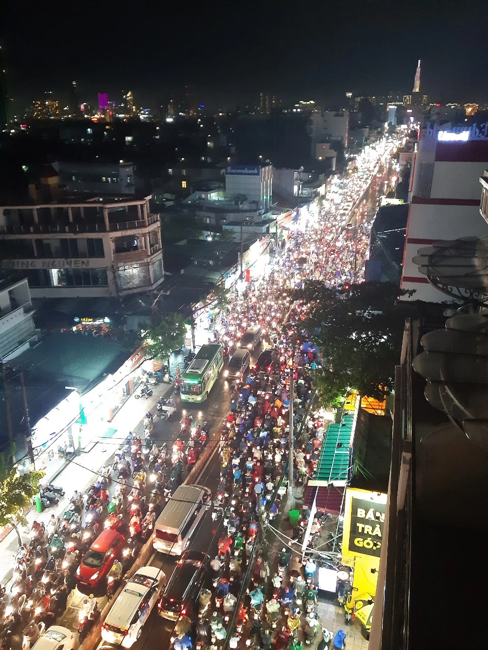 Nhiều giờ đồng hồ 'chôn chân' trên đường Huỳnh Tấn Phát ảnh 1