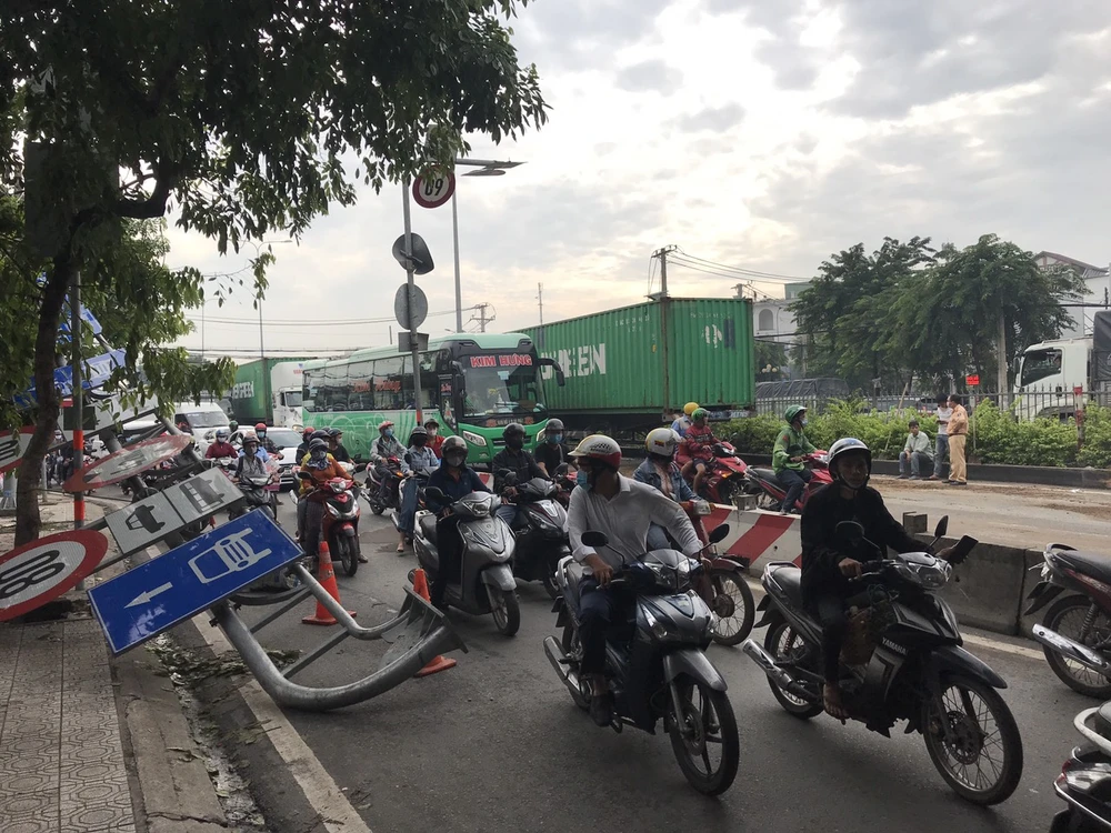 Container tông biển báo giao thông, QL1 qua Thủ Đức ùn xe ảnh 3