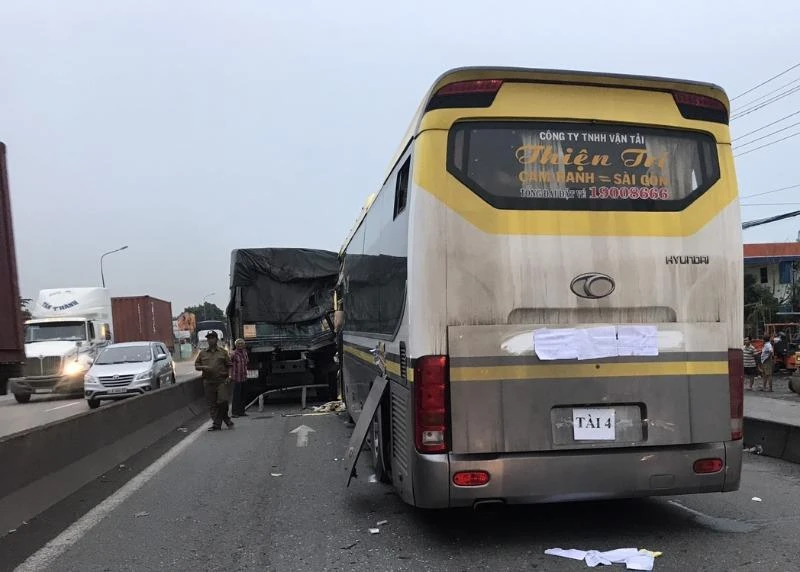 Xe khách tông đuôi xe tải, tài xế tử vong tại chỗ ảnh 1